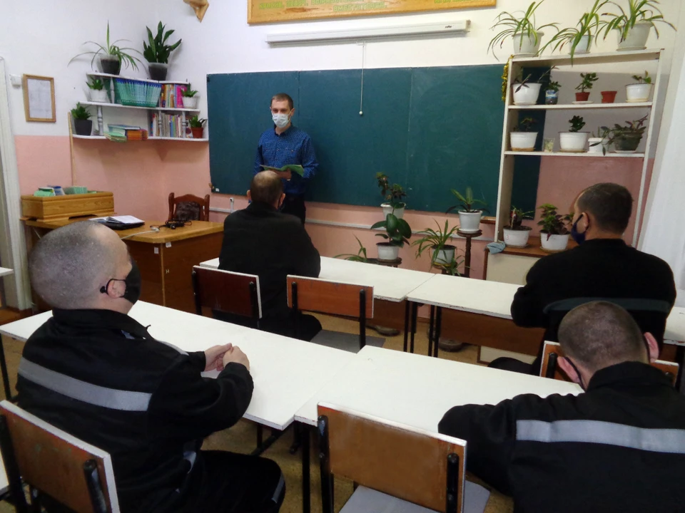 Педагог ведет урок.