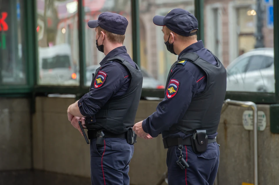 Полиция ищет мужчину с усами и в квадратных очках за изнасилование ребенка в Петербурге