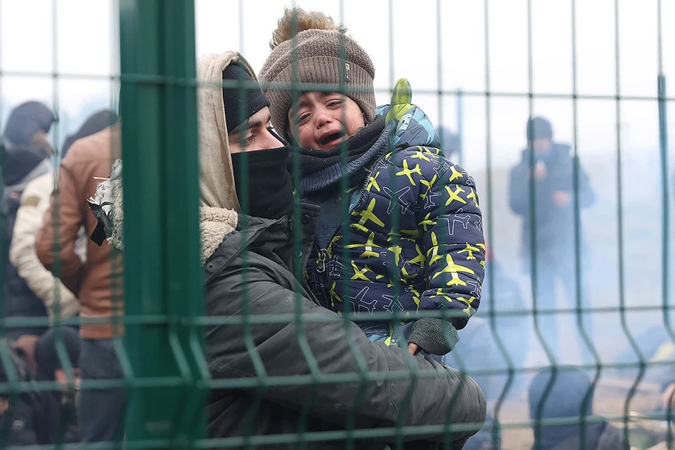 Миграционный кризис вспыхнул в начале ноября. Сегодня у границы Белоруссии и Польши – несколько тысяч мигрантов из Ближнего Востока.