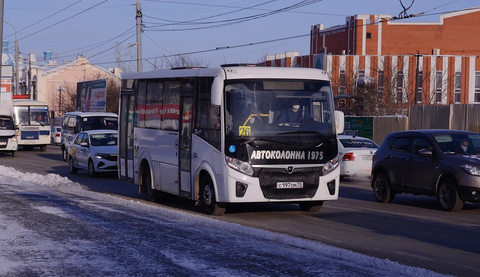 На кадрах отреставрированной кинохроники, коляски, запряженные лошадьми, движутся по участку нынешнего проспекта Ленина от здания БКЗ до «Тысячи мелочей», сто лет назад магазин назывался «Второвским пассажем».