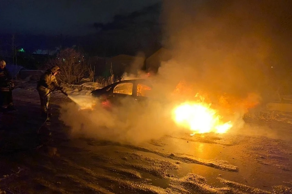 Автомобиль Lada Vesta сгорел на улице Колхозников Фото: ГУ МЧС по Свердловской области