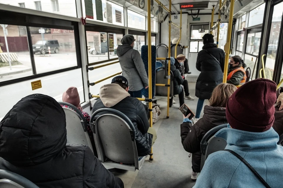 Теперь пассажиров в салоны автобусов пускают только через переднюю дверь