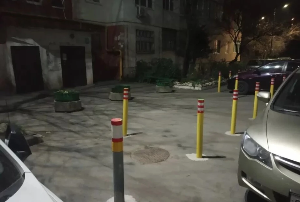 Ограждения перед одним из МКД в Симферополе могут снести. Фото: КИА
