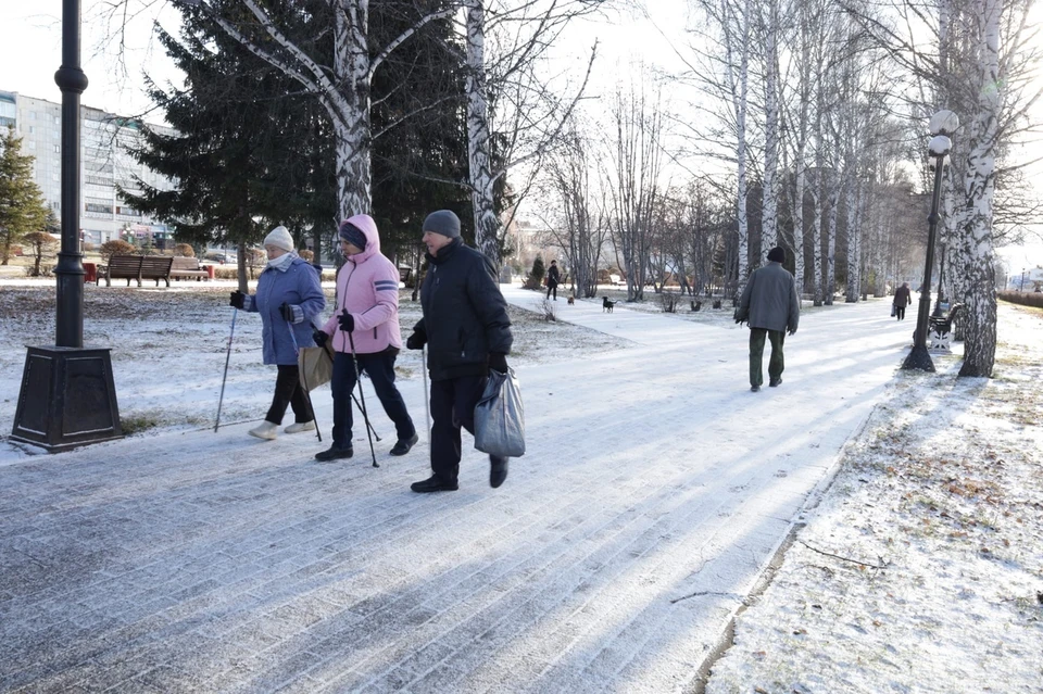 В связи с такими погодными явлениями сотрудники ГИБДД также простят водителей соблюдать осторожность на дорогах.