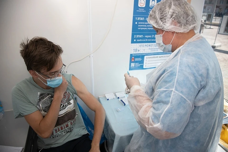 Россия зарегистрировала вакцину от коронавируса для подростков