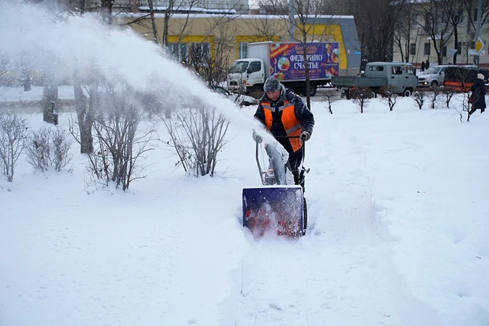 В Хабаровске пешеходные дорожки расчищают роторные снегоуборщики