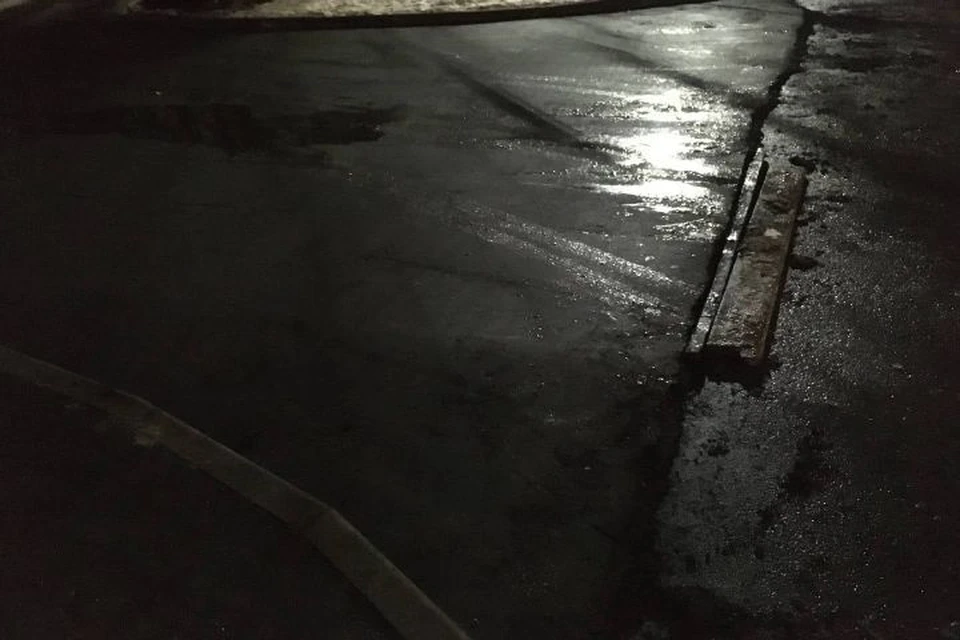 У жителей двора есть хотя бы асфальт, которые рабочие укладывали в кромешной темноте. Фото: Валерий Байло