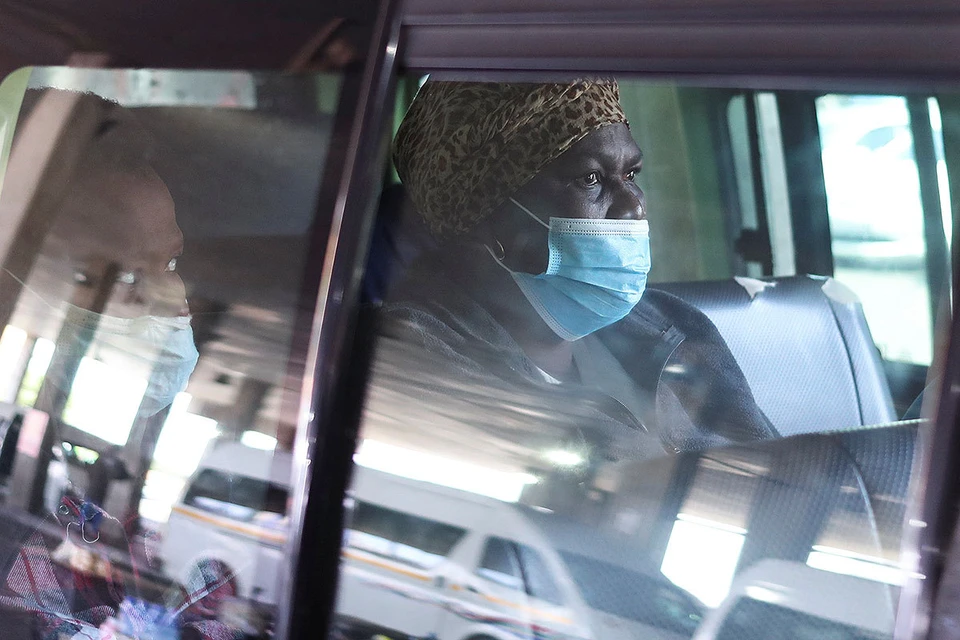 Пассажирка маршрутного такси в Йоханнесбурге, ЮАР.