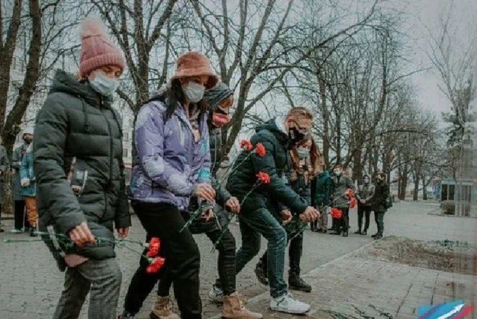 Молодежь продолжает нести цветы к арт-объекту «Россия» в центре Донецка. Фото: официальный сайт ДНР
