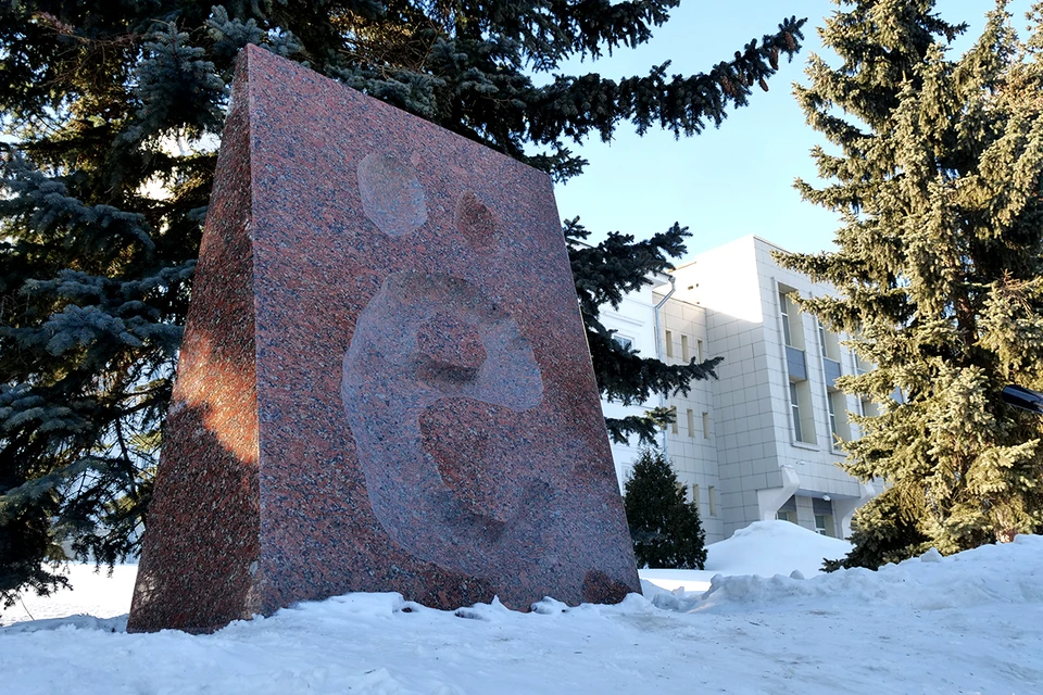 В Ульяновске установили памятник букве "Ё"