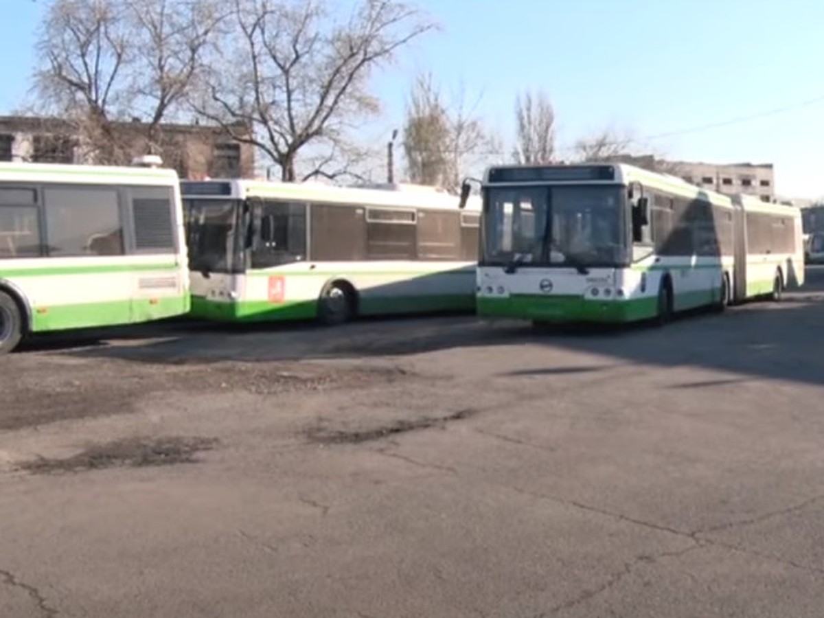 Девушка пожаловалась на домогательства парней в автобусе Алматы: видео