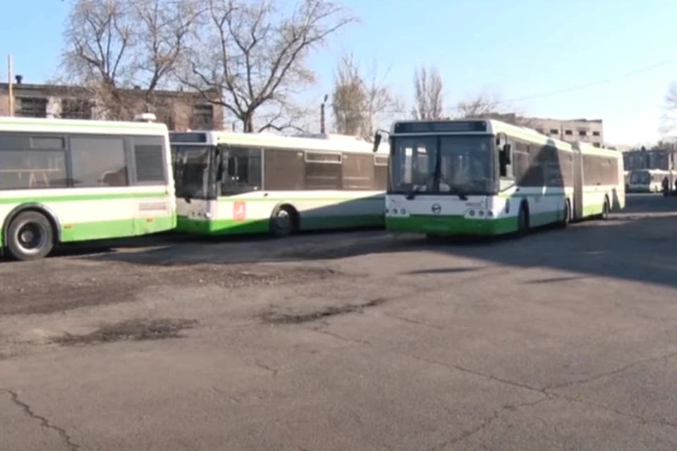 Автобусы из Москвы помогут решить транспортный вопрос в Республике. Имеющийся пассажирский транспорт сыпется, и на него уже нет запасных частей. Фото: скриншот с видео «Оплот ТВ»