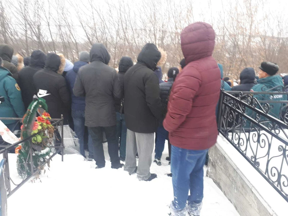 В Кузбассе прошли первые похороны погибших во время аварии на шахте «Листвяжная»