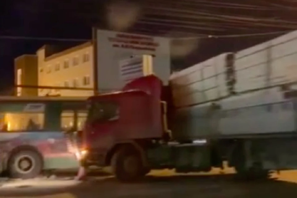 В Новосибирске КАМАЗ и троллейбус перекрыли три полосы движения на Станционной. Фото: стоп-кадр.