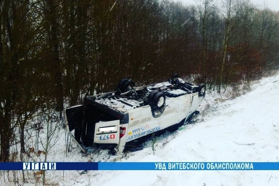 Маршрутка вылетела с трассы в Витебской области. Фото: УГАИ УВД Витебского облисполкома