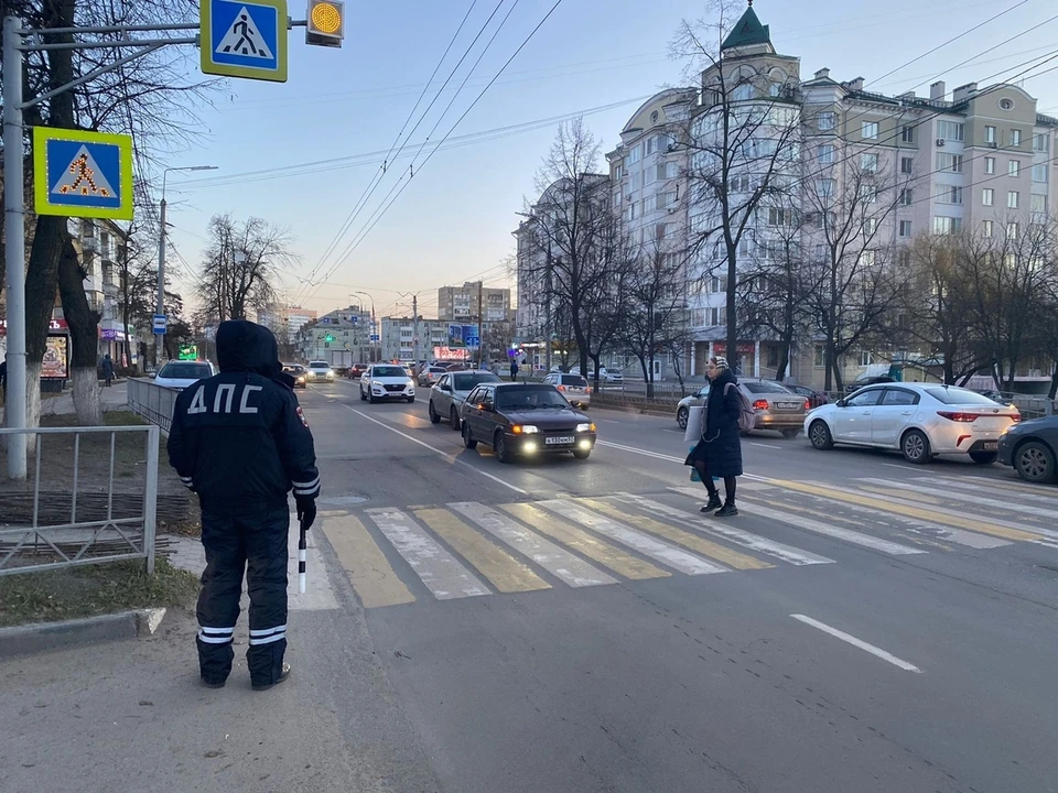 Пешеход нарушение. Пешеход на переход. Пешеходы нарушители. Пешеходный переход фото. Нарушение ПДД.