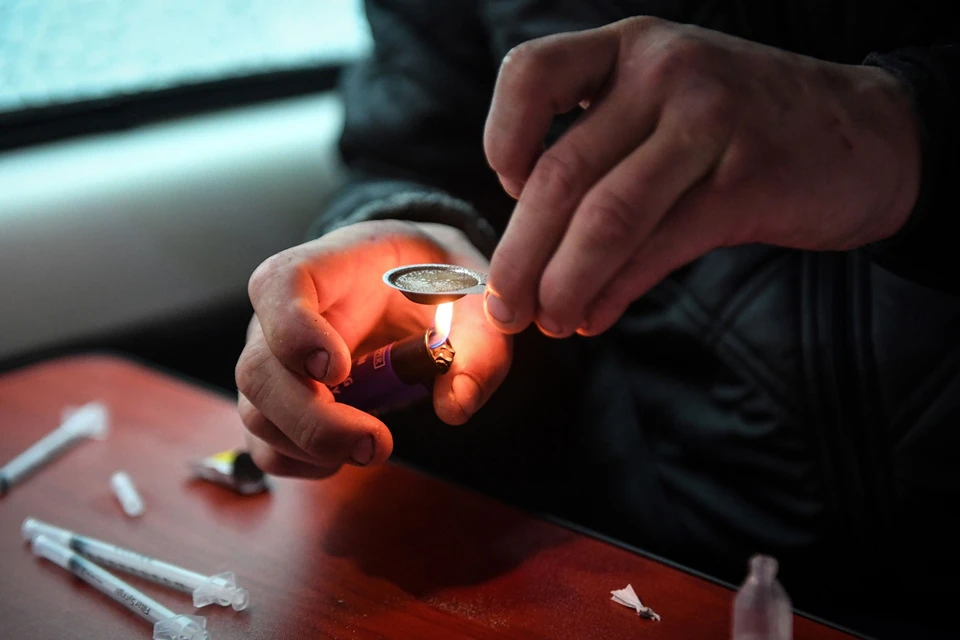 Смысл новых пунктов состоит в том, чтобы позволить наркоманам под присмотром медперсонала принимать наркотики