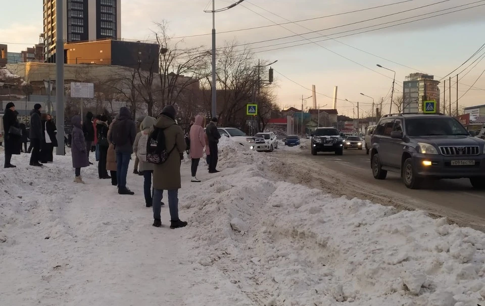 Жители Владивостока на остановке долгое время ждут автобус. Некоторые стоят с самого утра.