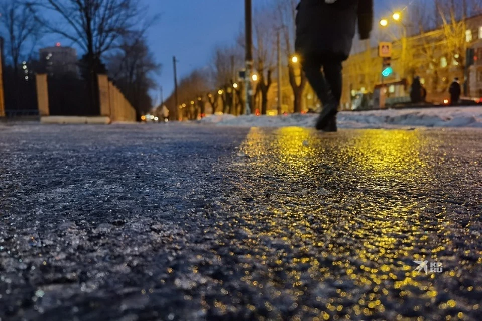 Из-за смены температур и дождей дороги превратились в каток