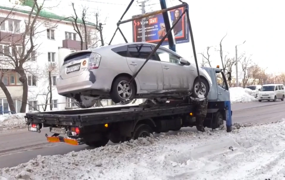 Во Владивостоке эвакуируют машины, которые мешают очистке дорог от снега. Фото: принтскрин видео пресс-службы мэрии Владивостока.