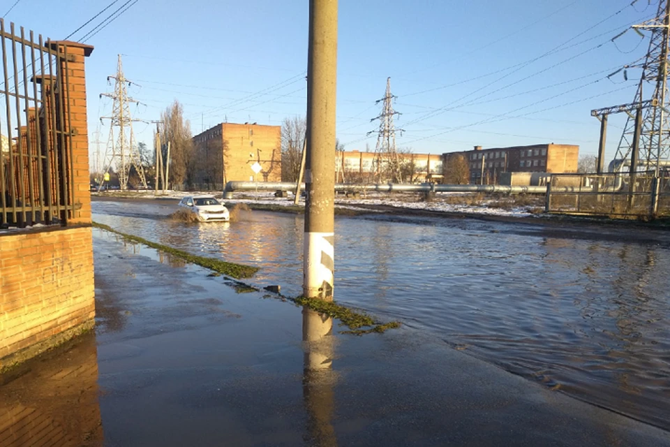 Вода залила не только дорогу, но и прилегающие аллеи. Фото: соцсети