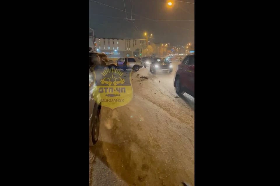ДТП произошло на улице Коминтерна в Мурманске. Фото: скриншот видео/vk.com/murmansk_dtp