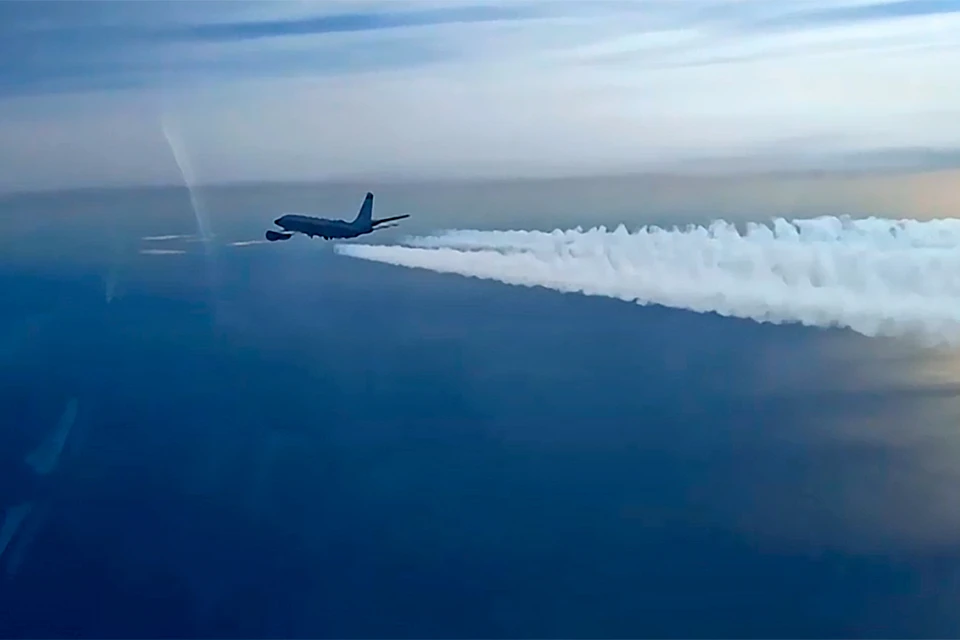 Самолет-разведчик Соединенных Штатов CL-600 ARTEMIS едва не столкнулся с российским пассажирским авиалайнером над Черным морем.