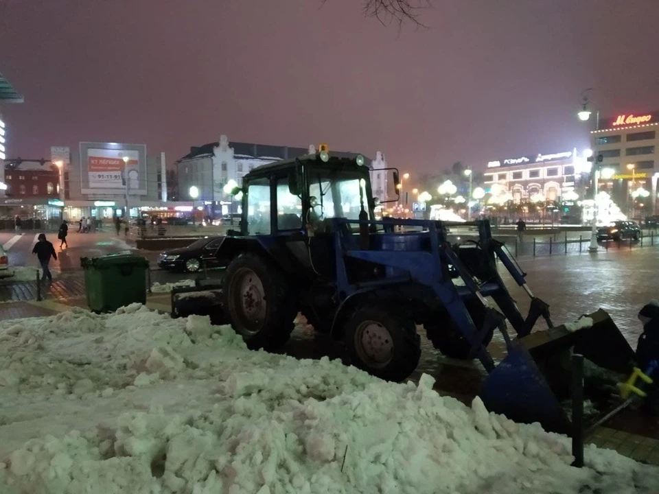 В Калининграде для зимней уборки центральной пощади используют тяжелую технику. Выдержит ли плитка?