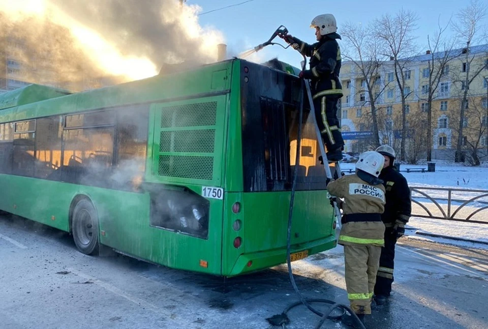 У автобуса вспыхнул моторный отсек Фото: МЧС по Свердловской области