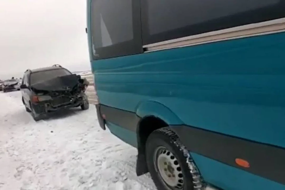 Женщина пострадала при столкновении микроавтобуса и двух легковушек под Иркутском