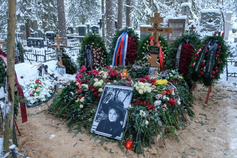 Нину Ургант похоронили на Комаровском кладбище