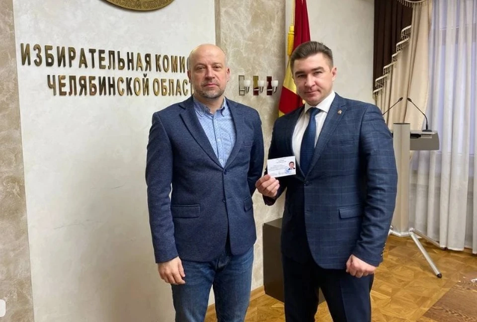 Глава облизбиркома Сергей Обертас (слева) вручил удостоверение депутата ЗСО Сергею Таскаеву 3 декабря. Фото: избирком Челябинской области