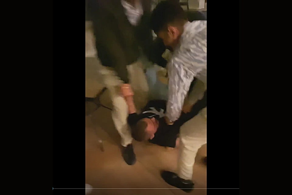 Самого буйного молдаванина скрутили египтяне и ждали полицию. Фото: кадр из видео.