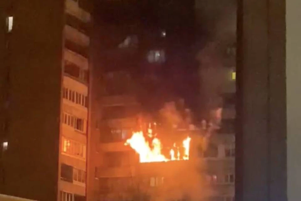 Мощный пожар произошел в жилом доме на проспекте Ударников