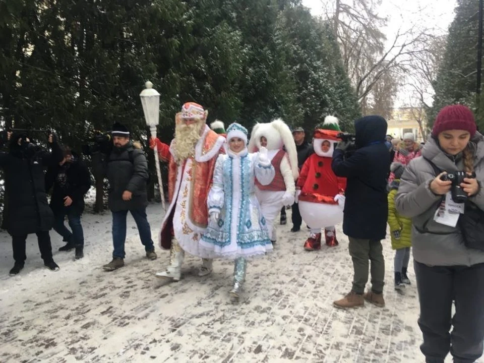 На открытие всегда собирается много зрителей.