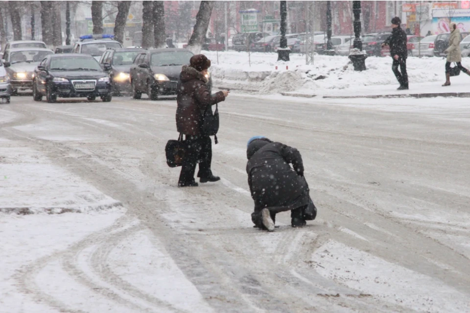 В Гидрометцентре обещают небольшой снег и сильную гололедицу на дорогах.