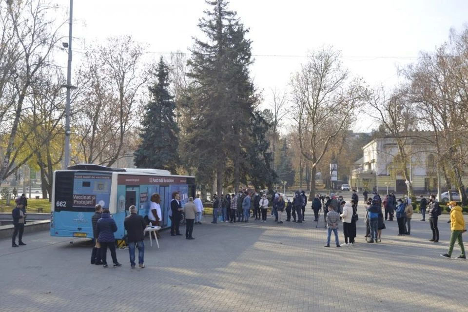 В Кишиневе продолжают проводить марафоны вакцинации в мобильных прививочных пунктах.