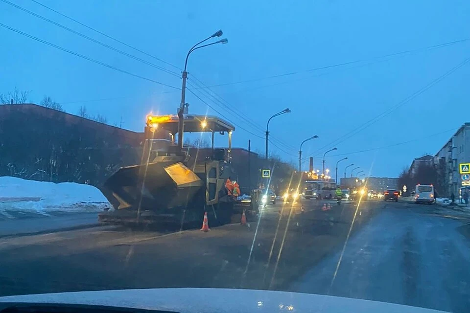 Так, из-за угрозы срыва работ, связанных с ремонтом дорог, путепроводов и мостов, заказчикам и подрядчикам объявлено 10 предостережений о недопущении нарушений закона. Фото: РЕГИНФО 51. Мурманск / vk.com/reginfo51