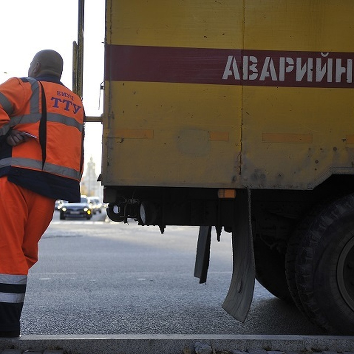 В микрорайоне Заречный в Екатеринбурге прорвало трубу и затопило улицу -  KP.RU