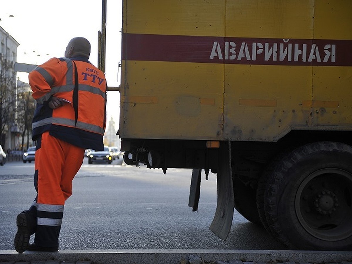 В микрорайоне Заречный в Екатеринбурге прорвало трубу и затопило улицу -  KP.RU