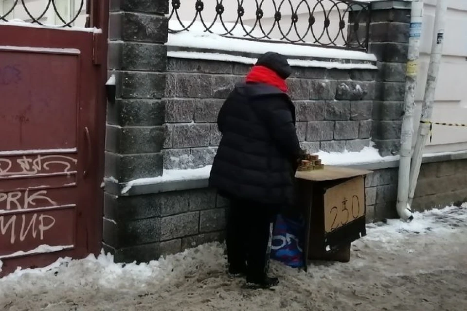 Продавать икру с лотков в Ярославле начали еще в ноябре.