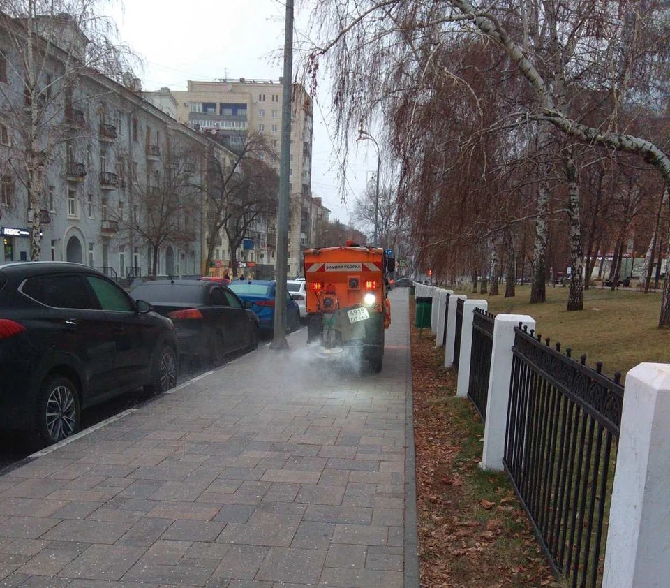 Улицы города обрабатывают противогололедными материалами / Фото: администрация Самары