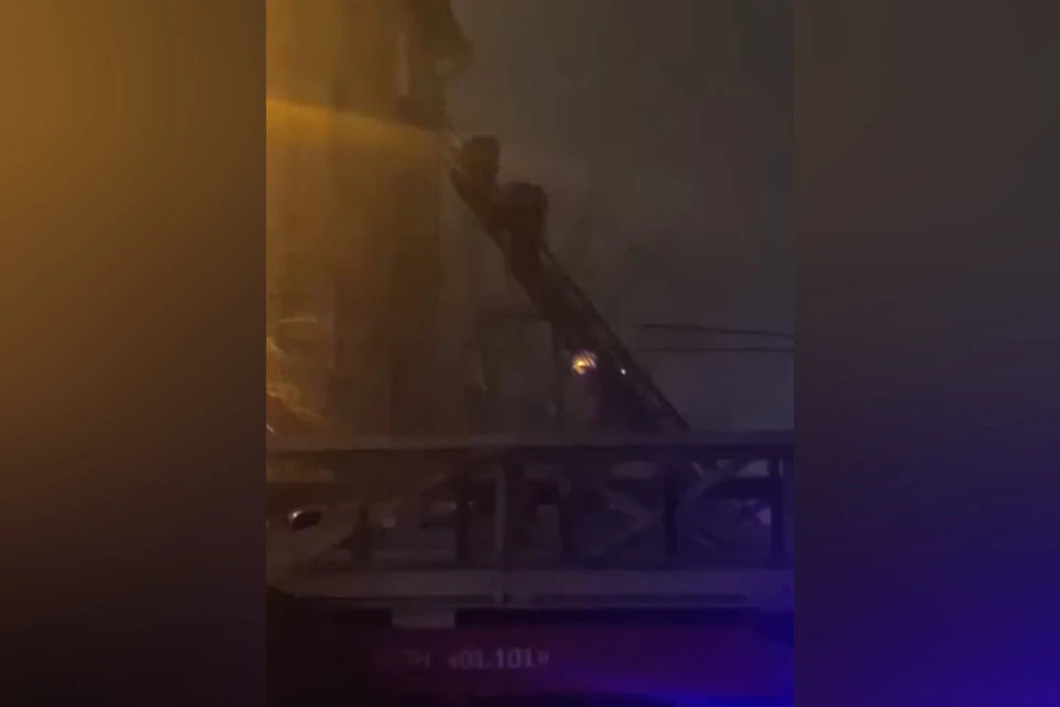 Пожарные эвакуируют людей. Фото: кадр из видео АСТ-54