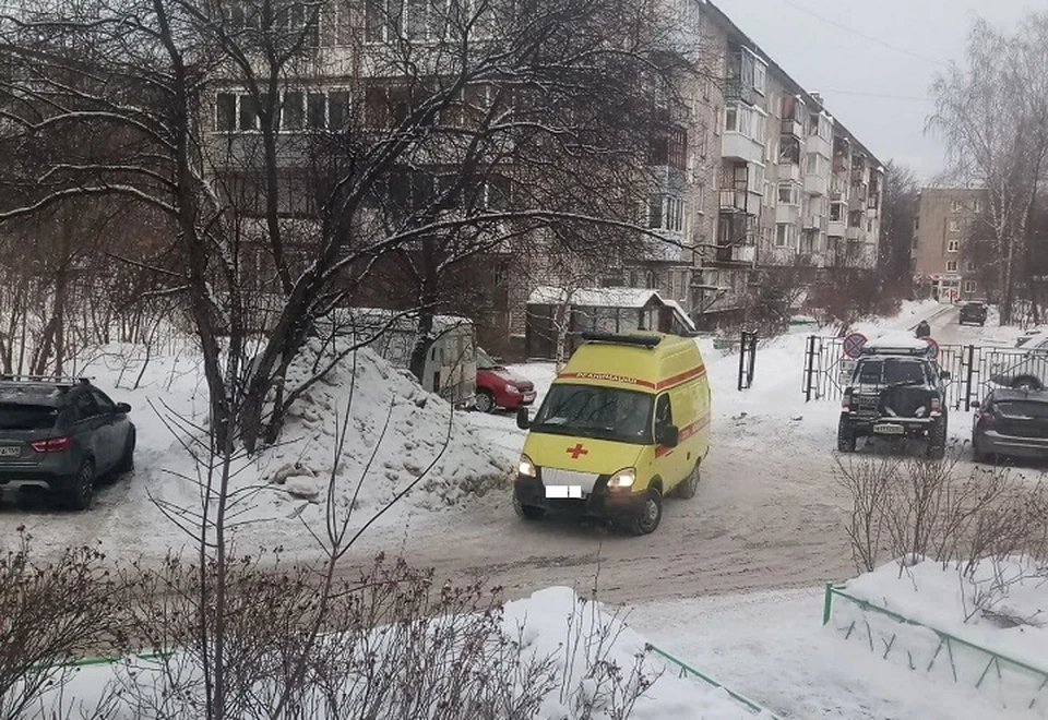 Пострадавший мужчина скончался, выпав с пятого этажа.