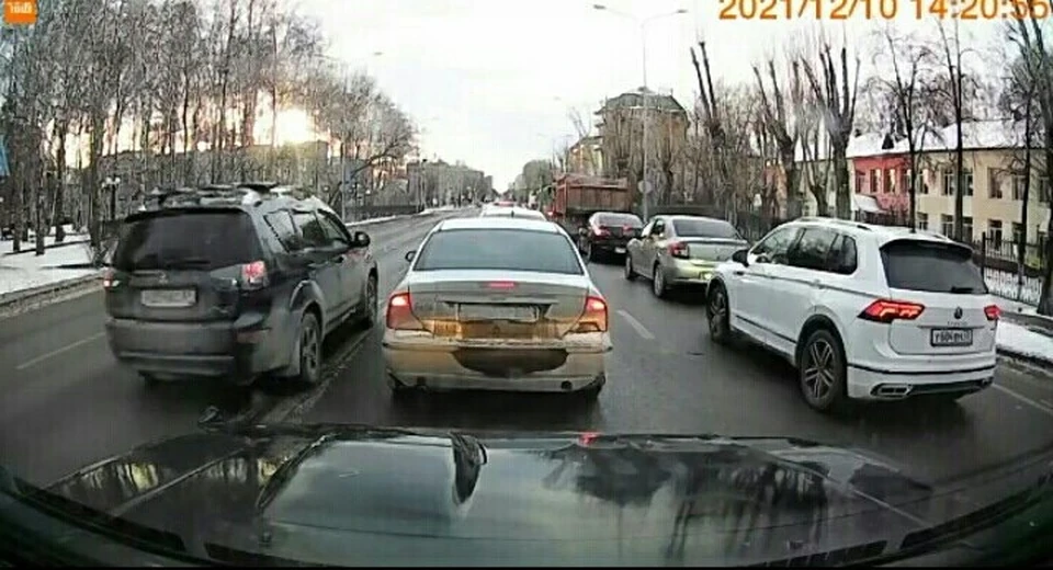В Тюмени 55-летняя водитель на крутом внедорожнике ездила по встречке.