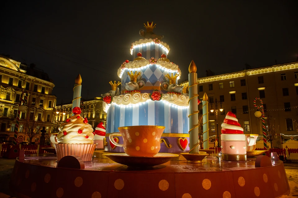 В центре композиции на Манежной площади установлен огромный торт.