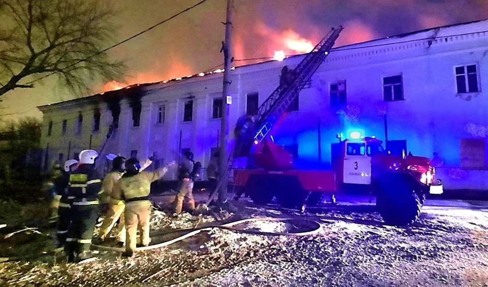 Пламенем были охвачены второй этаж здания и крыша