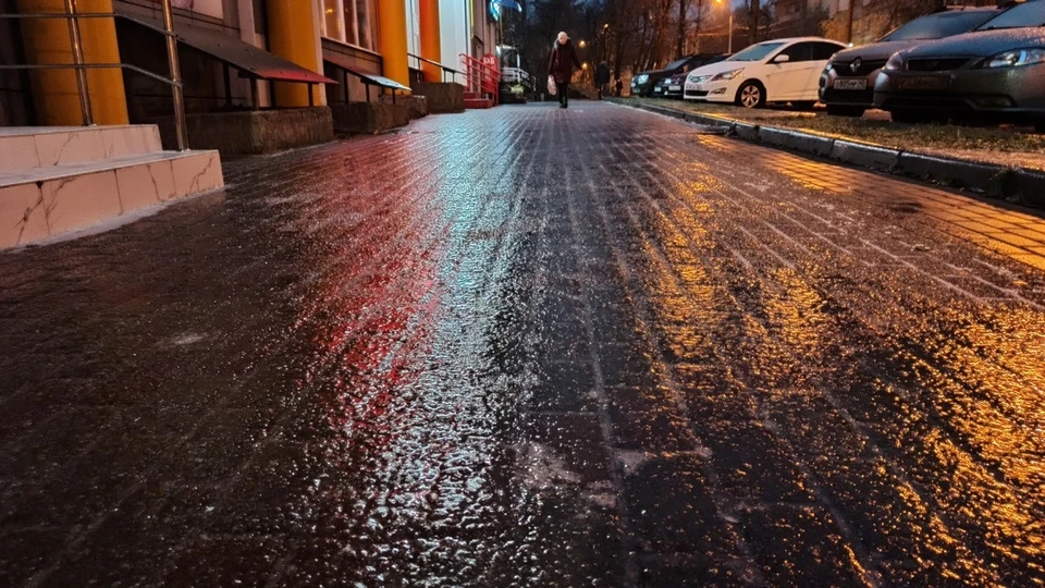 Тротуары покрылись ледяной корочкой после перепада температур.