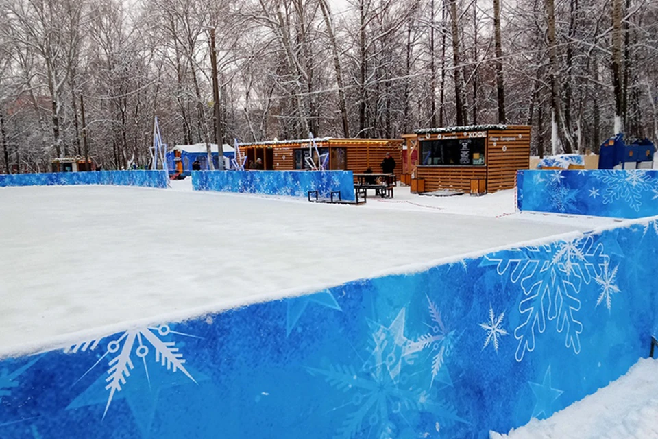 Рядом с ледовой площадкой есть пункт проката и мини-кафе. Фото: admkirov.ru
