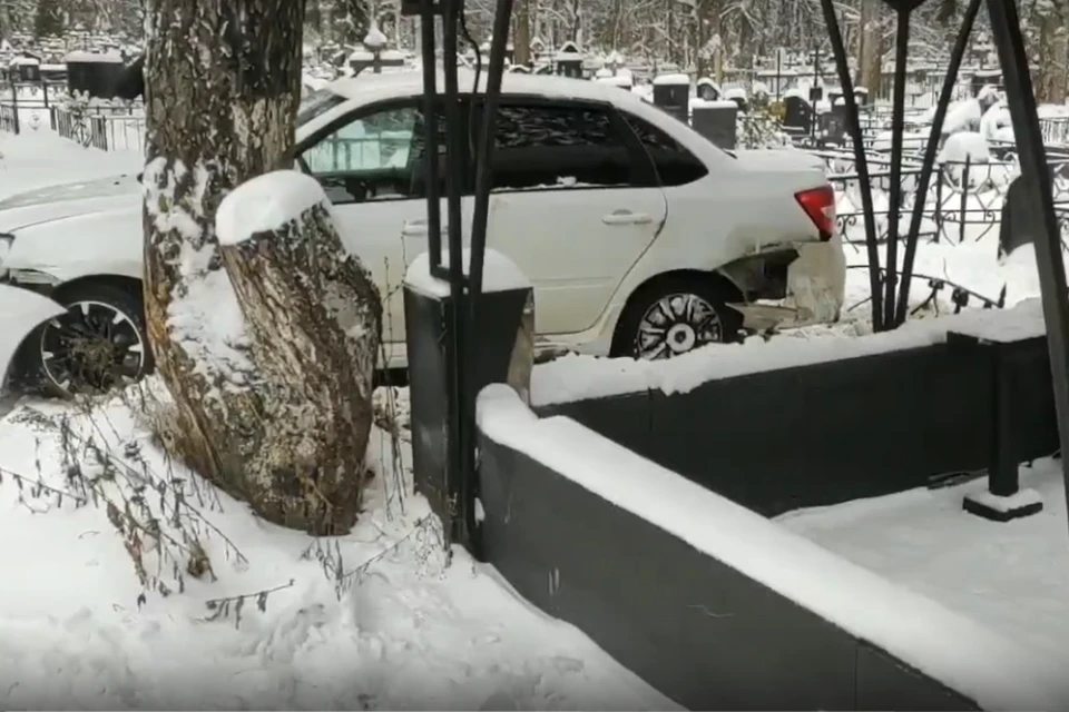 Водитель цел, а машина немного пострадала. Фото: стоп-кадр с видео «Кимры сегодня», vk.com/kimrypress